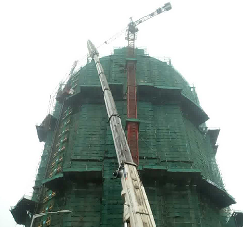 涟源吊车在工地上作业